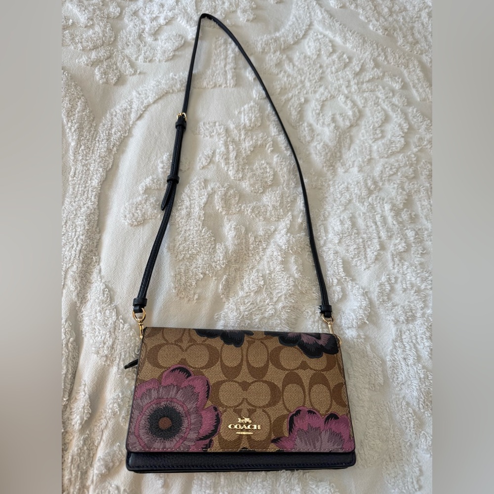 MINT GENUINE COACH NAVY FLORAL AND LOGO CROSSBODY WALLET/CLUTCH ORIG $250